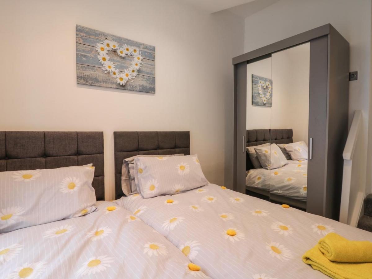 Daisy'S Den Apartment Уитби Екстериор снимка